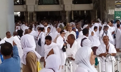 Jamaah haji berduyun-duyun memasuki area Masjidil Haram, Makkah, Rabu (7/8). Walau tidak ada bus yang membawa mereka ke Masjidil Haram, jamaah tetap datang dengan menggunakan taksi atau berjalan kaki. 