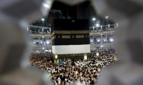 Jamaah haji beribadah mengelilingi Kabah di Masjidil Haram menjelang puncak ibadah haji di Makkah, Selasa (22/9).