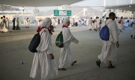 Jamaah haji berjalan kaki menuju lokasi melontar jumrah di Mina.