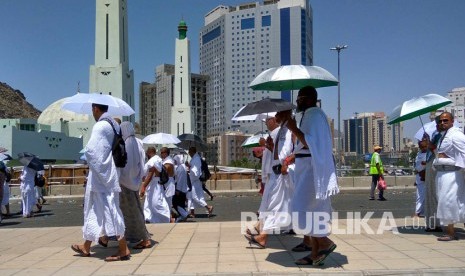 Jamaah haji berjalan kaki 