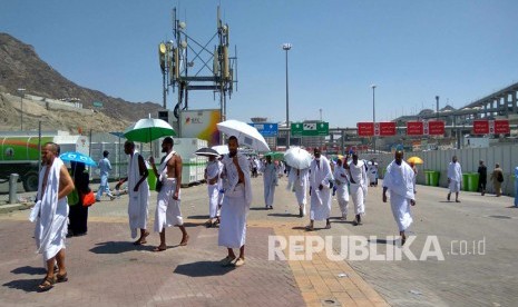 Jamaah haji berjalan kaki menuju Makkah, usai melontar jumrah di Mina, Senin (12/9). (Republika/ Amin Madani)