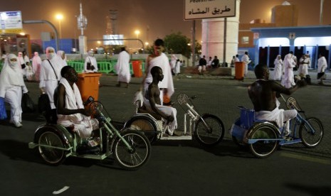  Jamaah haji berjalan kaki menuju padang Arafah, untuk melaksanakan ibadah wukuf, Rabu (24/10). (Hassan Ammar/AP)