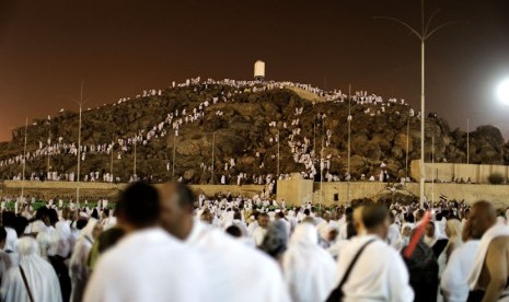   Jamaah haji berjalan menuju Jabal Rahmah menjelang puncak ibadah haji wukuf di padang Arafah, Makkah,Rabu (24/10) dini hari. (Hassan Ammar/AP)