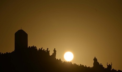 Jamaah haji berkumpul di Jabal Rahmah, Padang Arafah, Makkah, Arab Saudi.