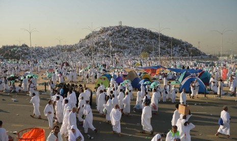 Jamaah haji berkumpul di Jabal Rahmah, Padang Arafah untuk melakukan wukuf sebagai puncak pelaksanaan ibadah haji.