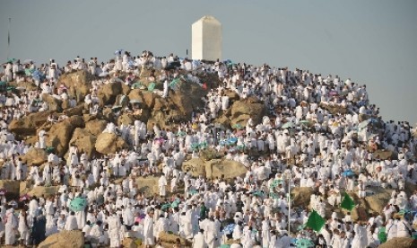 Jamaah haji berkumpul di sekitar Jabal Rahmah, Padang Arafah, Arab Saudi.