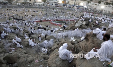 Jamaah haji berkumpul untuk berdoa di sekitar Jabal Rahma, Arafah, Makkah, Arab Saudi, Kamis (31/8). 