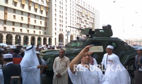   Jamaah haji berswafoto depan kendaraan taktis aparat keamanan Arab Saudi dekat Masjid Nabawi, Jumat (26/8).  (Republika/Amin Madani)