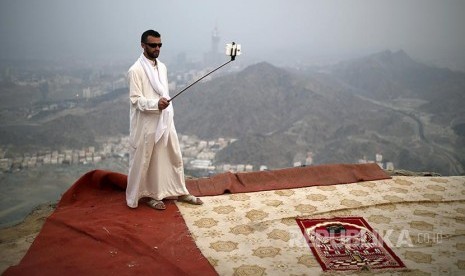 Jamaah haji berswafoto di Bukit Thursina Makkah.