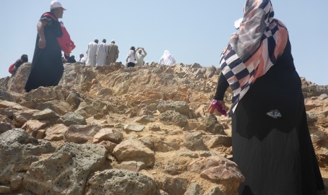 Gubernur Madinah Sidak Proyek Hubungkan Uhud-Masjid Nabawi. Jamaah haji berziarah ke lokasi Gunung Uhud, Madinah, Arab Saudi.