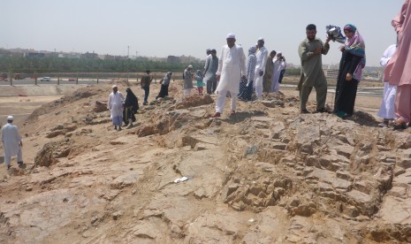 Jamaah haji berziarah ke lokasi Gunung Uhud, Madinah, Arab Saudi, Kamis (3/8).