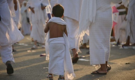  Jamaah haji cilik berjalan mengenakan Ihram saat berwukuf di Arafah. (ilustrasi) 