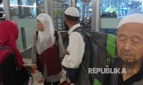 Jamaah haji Cina tiba di terminal haji Bandara Amir Mohammed Bin Abdulaziz, Madinah, Arab Saudi, Selasa dini hari (8/8).