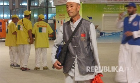 Jamaah haji Cina tiba di terminal haji Bandara Amir Mohammed Bin Abdulaziz, Madinah, Arab Saudi, Selasa dini hari (8/8).