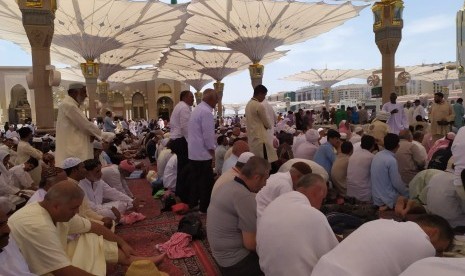 Jamaah haji dari berbagai negara, bersama-sama bersiap menunaikan ibadah shalat Jumat,  di Masjid Nabawi, Madinah, Jumat (26/7). Sambil menunggu waktu shalat jumat dimulai, jamaah memperbanyak ibadah sunah seperti zikir, baca Alquran, dan lainnya. 