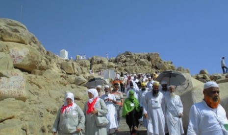 Jamaah haji dari berbagai negara mengunjungi Jabal Rahmah