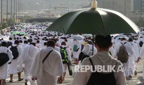 Jamaah haji dari berbagai negara mulai bergerak meninggalkan kota Makkah menuju Arafah, Sabtu (10/9), untuk memulai prosesi puncak ibadah haji pada Ahad (11/9).  (Republika/Amin Madani)