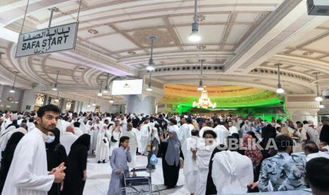 Jamaah haji dari berbagai negara yang sedang melaksanakan sai yang dimulai dari bukit Safa di Masjidil Haram, Makkah, Arab Saudi pada Selasa (18/9/2023) malam waktu Arab Saudi. 