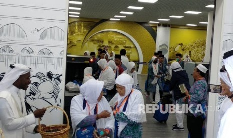 Prospective hajj pilgrims from fyling group Jakarta-Pondok Gede enjoy fast track facility at AMA Madinah airport, Tuesday (July 17).