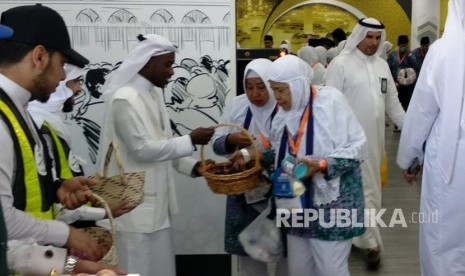 Jamaah haji dari Embarkasi Jakarta-Pondok Gede melalui jalur cepat keimigrasian di Bandara AMA Madinah, Selasa (17/7).