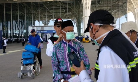 Jamaah haji dari Embarkasi Padang tiba di Bandara AMA Madinah. Mereka merupakan jamaah perdana asal Tanah Air uang tiba di Tanah Suci, Selasa (17/7).