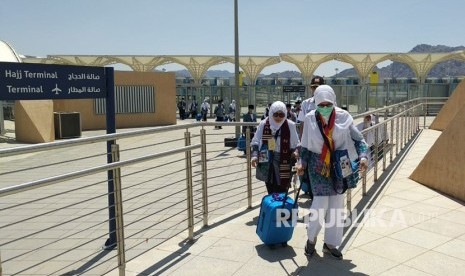 Penarikan Dana Haji Indikasi Hilangnya Kepercayaan Jamaah. Jamaah haji dari Embarkasi Padang tiba di Bandara AMA Madinah. Mereka merupakan jamaah perdana asal Tanah Air uang tiba di Tanah Suci, Selasa (17/7).