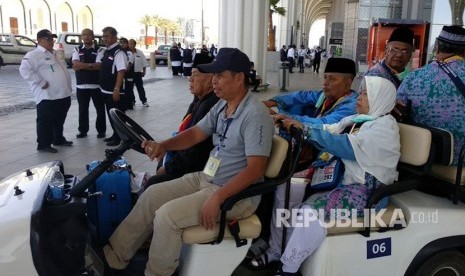 Jamaah haji dari Embarkasi Padang tiba di Bandara AMA Madinah. Mereka merupakan jamaah perdana asal Tanah Air uang tiba di Tanah Suci, Selasa (17/7).