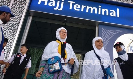 Jamaah haji dari Embarkasi Padang tiba di Bandara AMA Madinah. Mereka merupakan jamaah perdana asal Tanah Air uang tiba di Tanah Suci, Selasa (17/7).