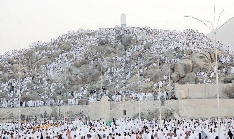 Jamaah haji dari seluruh dunia memadati Padang Arafah dan Jabal Rahmah seusai ibadah wukuf Jumat(3/10).