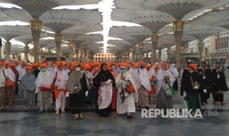  Jamaah haji di Masjid Nabawi dihimbau untuk menggunakan masker guna menghindari penyebaran virus MERS (Ilustrasi)