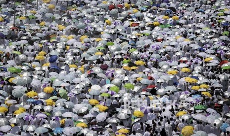 Jamaah haji di pelataran Masjid Namirah saat berwukuf di Padang Arafah, Kamis (31/8).