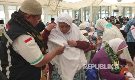 Jamaah haji embarkasi SOC 48 asal Tegal, Widjah Daklan (59 tahun) terpaksa mengenakan tiga rangkap mukena dan sajadah karena tasnya tak muat lagi (Ilustrasi)