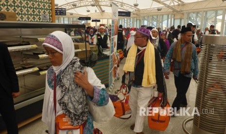 Jamaah haji embarkasi SOC 48 saat berada di Paviliun Haji Bandara Amir Muhammad Bin Abdul Aziz, Madinah, Kamis (21/9). Sebanyak 14 kloter berangkat di hari kedua pemulangan jamaah dari Madinah.