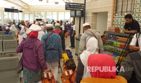 Jamaah haji embarkasi SOC 48 saat berada di Paviliun Haji Bandara Amir Muhammad Bin Abdul Aziz, Madinah, Kamis (21/9). Sebanyak 14 kloter berangkat di hari kedua pemulangan jamaah dari Madinah.