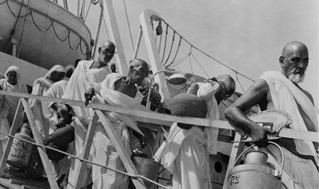 Sejarah Jeddah Menjadi Pintu Masuk Jamaah Haji. Foto: Jamaah haji India turun dari kapal di Pelabuhan Jeddah 1940.