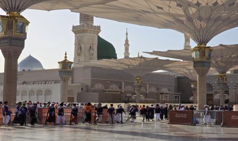 Jamaah haji Indonesia antri memasuki Raudha, Masjid Nabawi