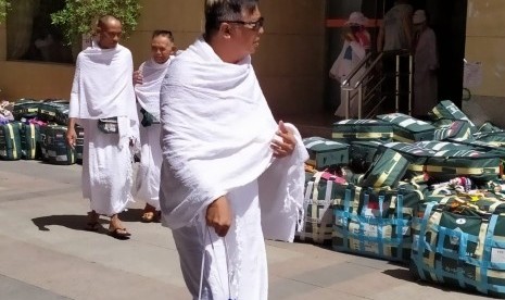 Jamaah haji Indonesia asal Kloter 1 Embarkasi Surabaya (SUB) meninggalkan hotel tempat mereka menginap di Madinah, Ahad (14/7). Mulai hari ini jamaah haji Indonesia bergerak ke Makkah untuk melaksanakan ibadah haji. 