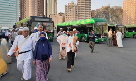 Jamaah haji Indonesia baru saja turun dari bus Shalawat di Terminal Syib Amir, Makkah (Ilustrasi). Jamaah haji Indonesia di Mahbas Jin gunakan bus shalawat dengan jamaah negara lain 