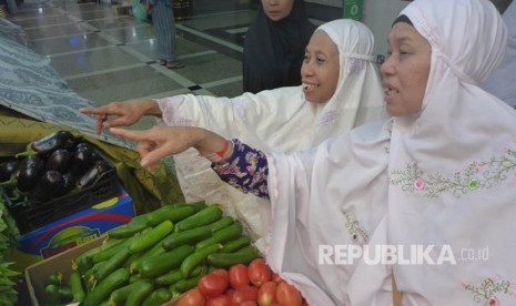 Jamaah haji Indonesia berbelanja kebutuhan sehari-hari, termasuk sayur dan buah di lobi Hotel Arkan Barkah Sektor 1, Makkah. 