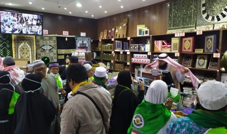 Bolehkah Berdagang Sambil Berhaji?. Foto: Jamaah haji Indonesia berbelanja suvenir seusai mengunjungi Museum Al Quran Madinah, Jumat (26/7).  Selain Al Quran, toko yang ada di museum ini juga menjual sajadah, karpet, dan lainnya sebagai suvenir. 