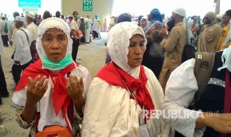 Jamaah haji Indonesia berdoa usai menyelesaikan melontar jumrah (ilustrasi)