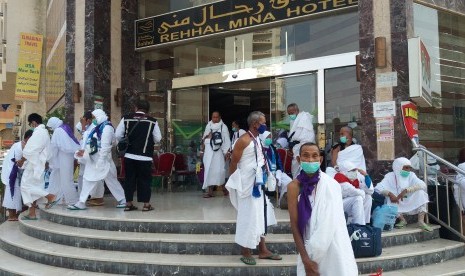 Jamaah haji Indonesia bersiap di depan Pemondokan 604 di Hotel Rehhal Mina, Syisyah, Makkah, Sabtu (10/9) untuk menuju Arafah guna melakukan wukuf. (Republika/Didi Purwadi)