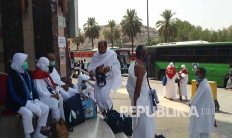 Jamaah haji Indonesia bersiap di depan Pemondokan 604 di Hotel Rehhal Mina, Syisyah, Makkah, Sabtu (10/9) untuk menuju Arafah guna melakukan wukuf.(Republika/Didi Purwadi)