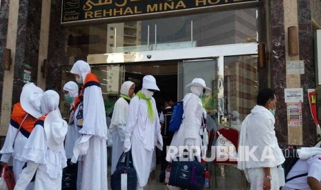 Jamaah haji Indonesia bersiap di depan Pemondokan 604 di Hotel Rehhal Mina, Syisyah, Makkah, Sabtu (10/9) untuk menuju Arafah guna melakukan wukuf. (Republika/Didi Purwadi)