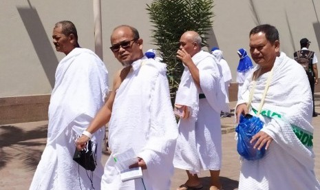 Ihram dilakukan dengan menggunakan baju ihram berwarna putih. Jamaah haji miqat dari Masjid Bir Ali Madinah (