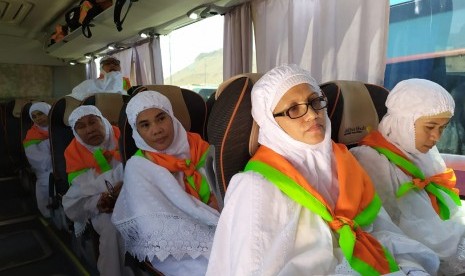 Jamaah haji Indonesia bersiap meninggalkan Masjid Bir Ali Madinah untuk menaiki bus yang akan membawa mereka menuju Makkah.