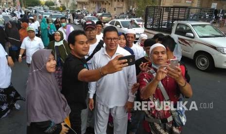 Jamaah haji Indonesia berswafoto dengan Menteri Agama Lukman Saifuddin di Makkah, Jumat (17/8). Sebagian jamaah tersebut juga mengajak Menag menyanyikan lagu Indonesia raya.