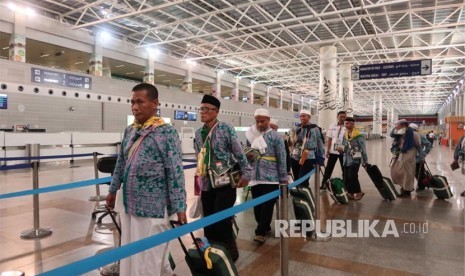 Jamaah haji indonesia kloter   15 BTH Batam memasuki bandara King Abdulaziz Jedah, Ahad (1/9) dinihari. Ini merupakan kloter keberangkatan jamaah haji indonesia yang terakhir untuk gelombang pertama menuju ke Tanah Air  melalui bandara di Jeddah.