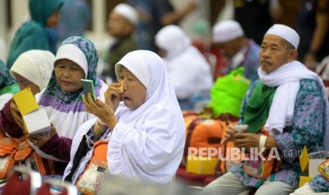 Jamaah Haji Indonesia Kloter Pertama Debarkasi Jakarta Pondok Gede (JKG) tiba di Asrama Haji Pondok Gede, Jakarta.