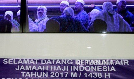 Jamaah Haji Indonesia Kloter Pertama Debarkasi Jakarta Pondok Gede (JKG) tiba di Asrama Haji Pondok Gede, Jakarta, Kamis (7/9)